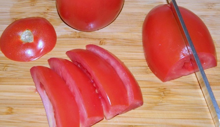 нарізаємо скибочками помідор