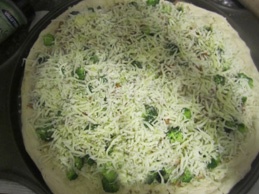 викладаємо на піцу овочі і посипаємо тертим сиром