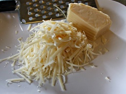 вершковий сир натираємо на тертку