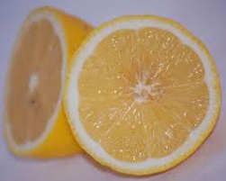 розрізаємо лимон на дві частини