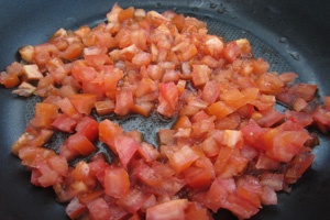 помідори на сковороді