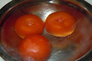 помідори в мисці