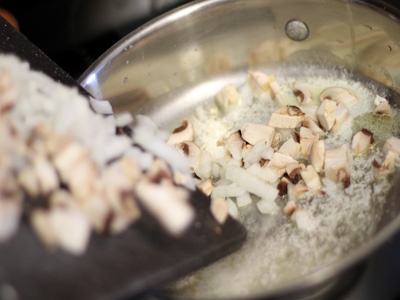 цибулю і гриби на сковороді