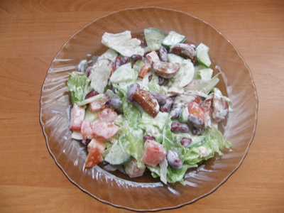 квасолевий салат з сосисками