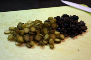 нарізка огірків і маслин