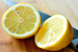 лимон на дошці