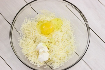 перемішуємо сир з яйцем, сметаною і гірчицею