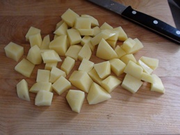 нарізаємо картоплю кубиками