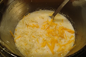 перемішуємо тертий сир з молоком