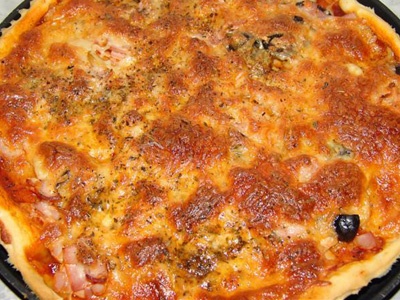 піца з ковбасою і грибами